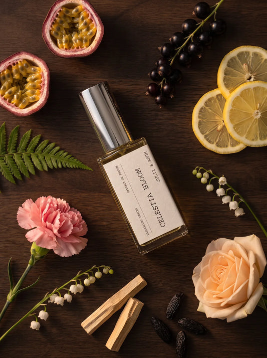 Celestia Bloom Parfum von Julii & Aron – Flatlay mit Duftnoten