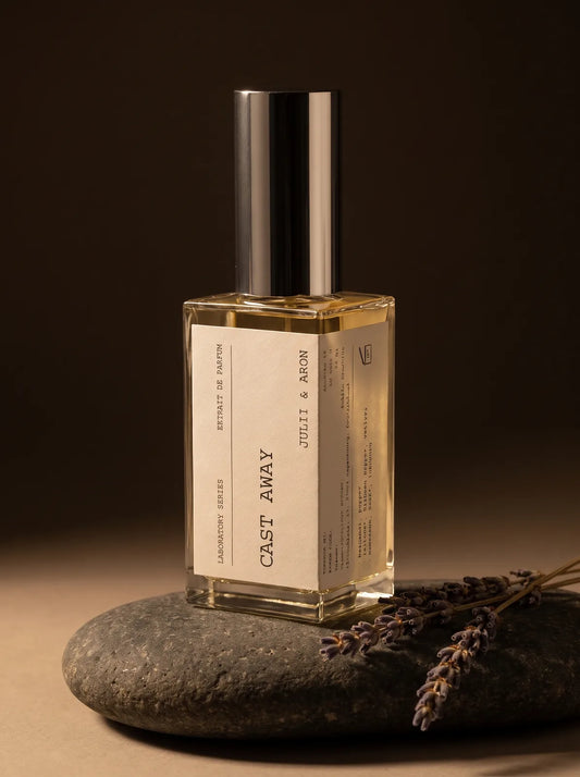Cast Away Parfum von Julii & Aron – Flakon im Labor-Ambiente