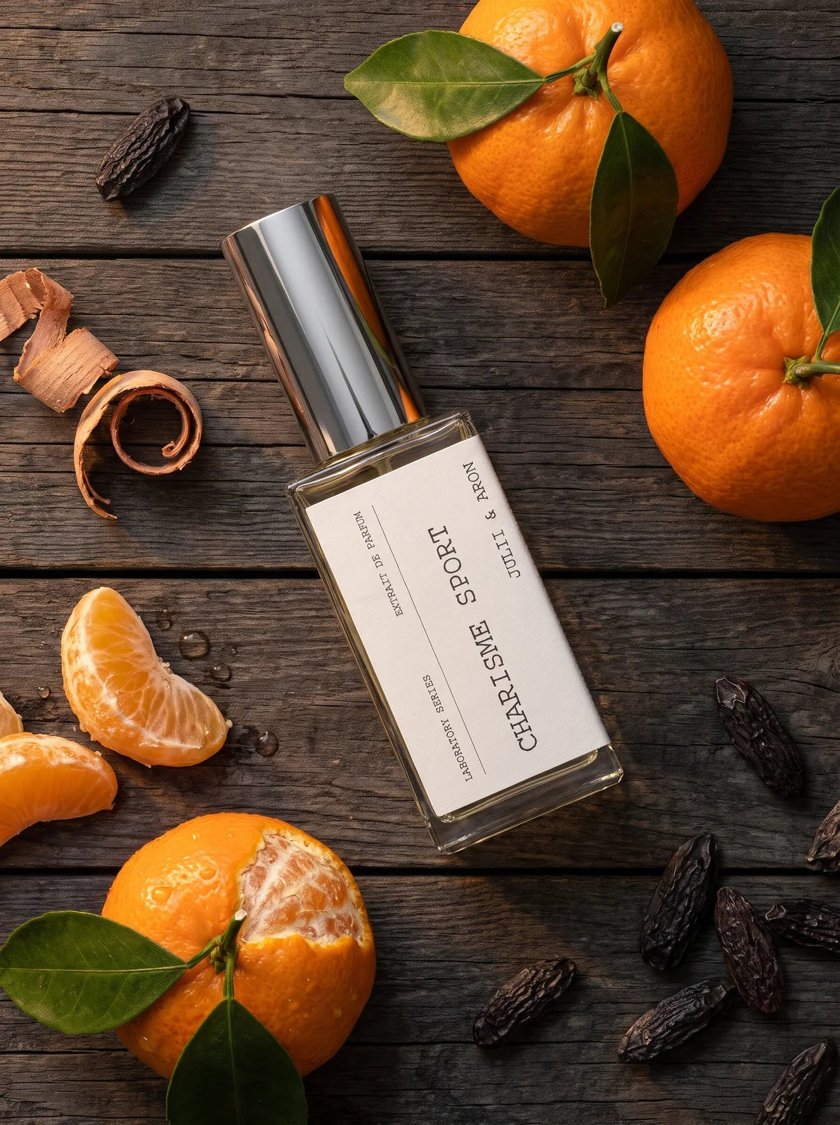 Charisme Sport Parfum von Julii & Aron – Flatlay mit Mandarinen und Tonkabohnen