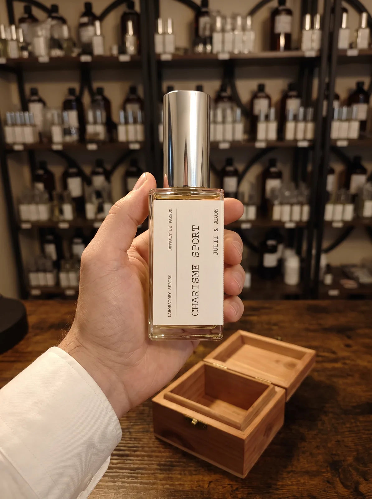 Charisme Sport Parfum von Julii & Aron – Flakon in der Hand